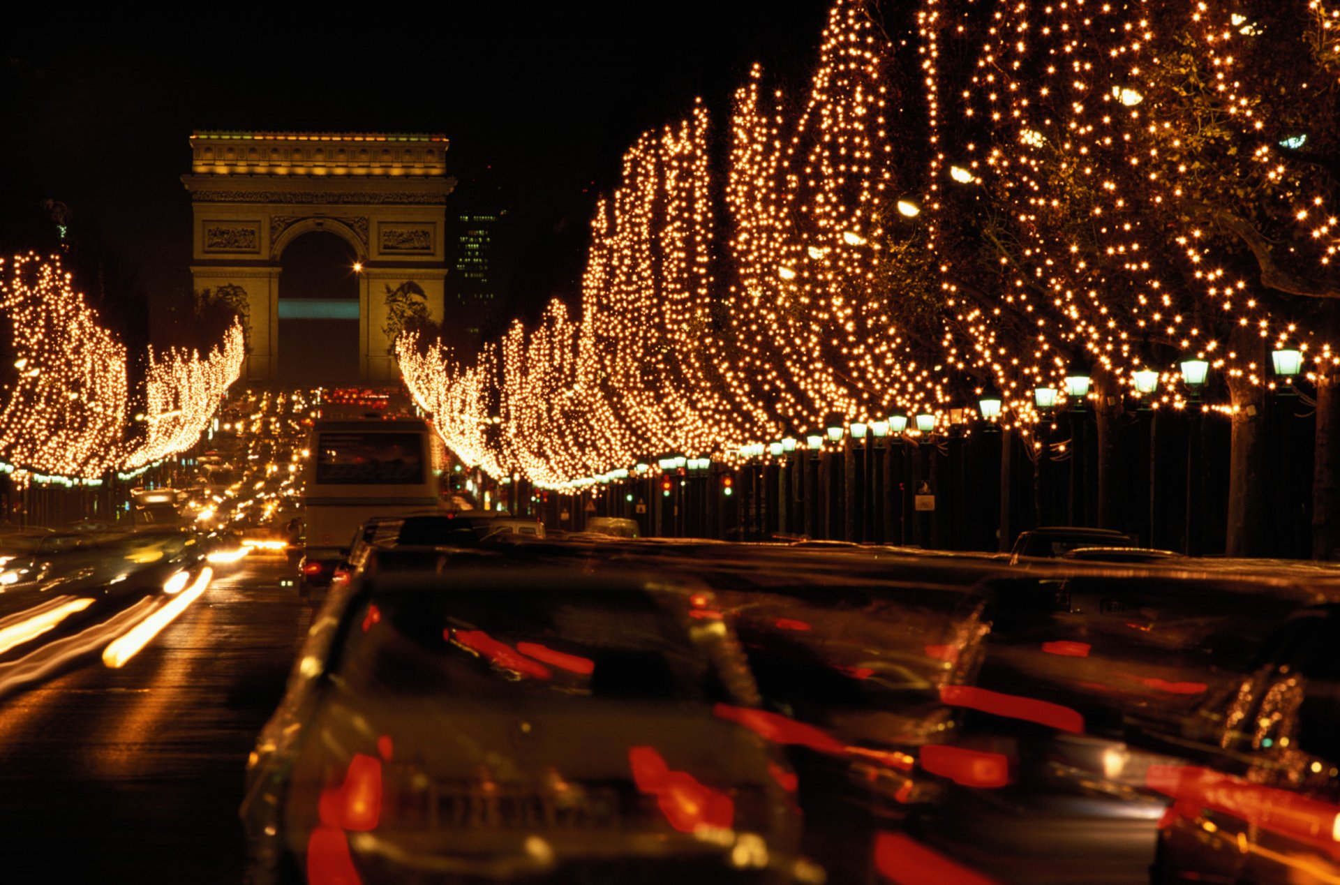 parís arco del triunfo guirnaldas año nuevo noche