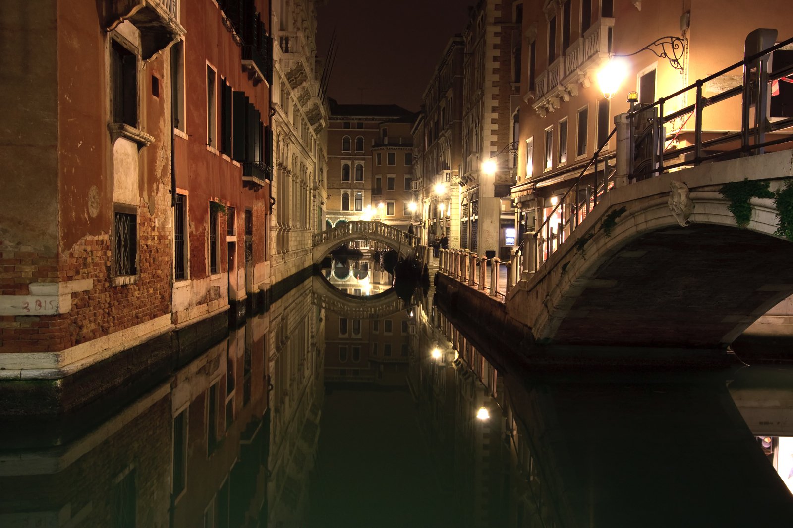 italia venezia canale notte