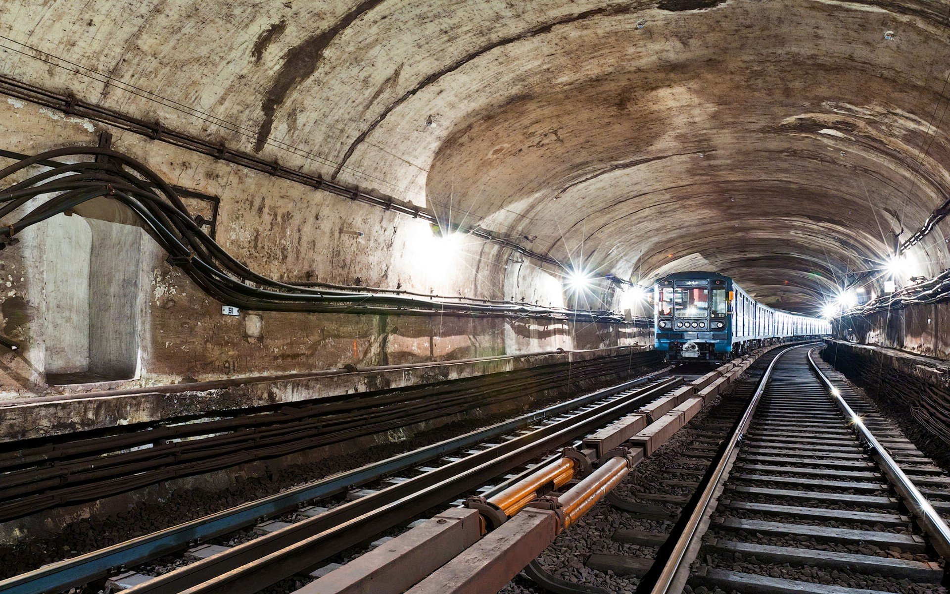 metropolitana metropolitana rotaie traversine tunnel treno filo cavo arco luce lampade luci