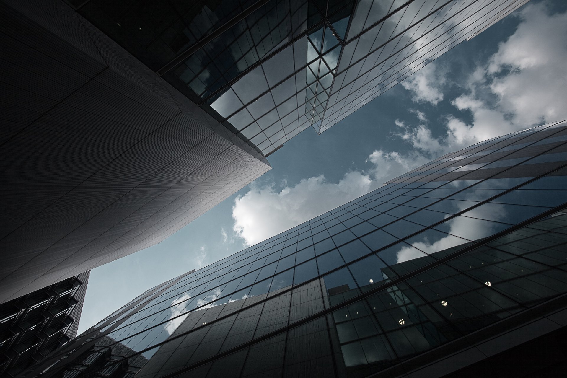 stadt wolkenkratzer gebäude glas reflexion himmel wolken foto perspektive hintergrund hintergrundbilder