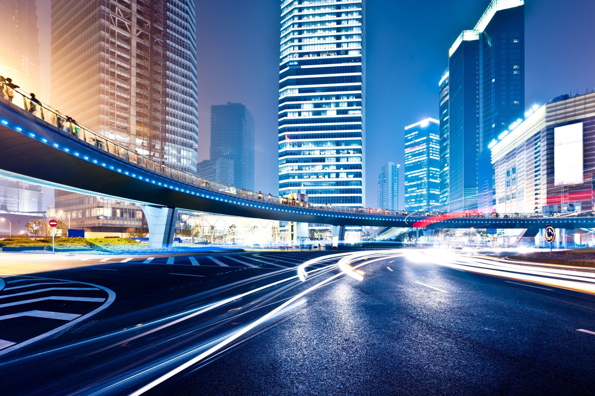 grande città di notte traffico notte metropoli traffico cerchio segni segnaletica strada neon alto edifici luci