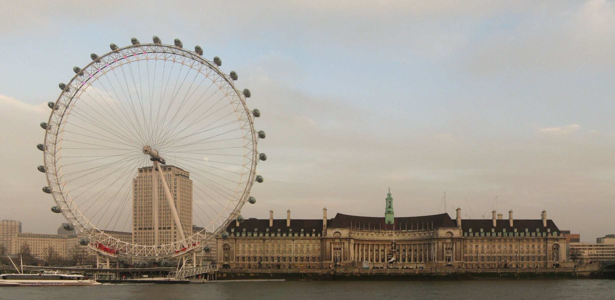 londyn miasto anglia rzeka domy budynki diabelski młyn london eye london eye zdjęcie brzeg woda tamiza thame