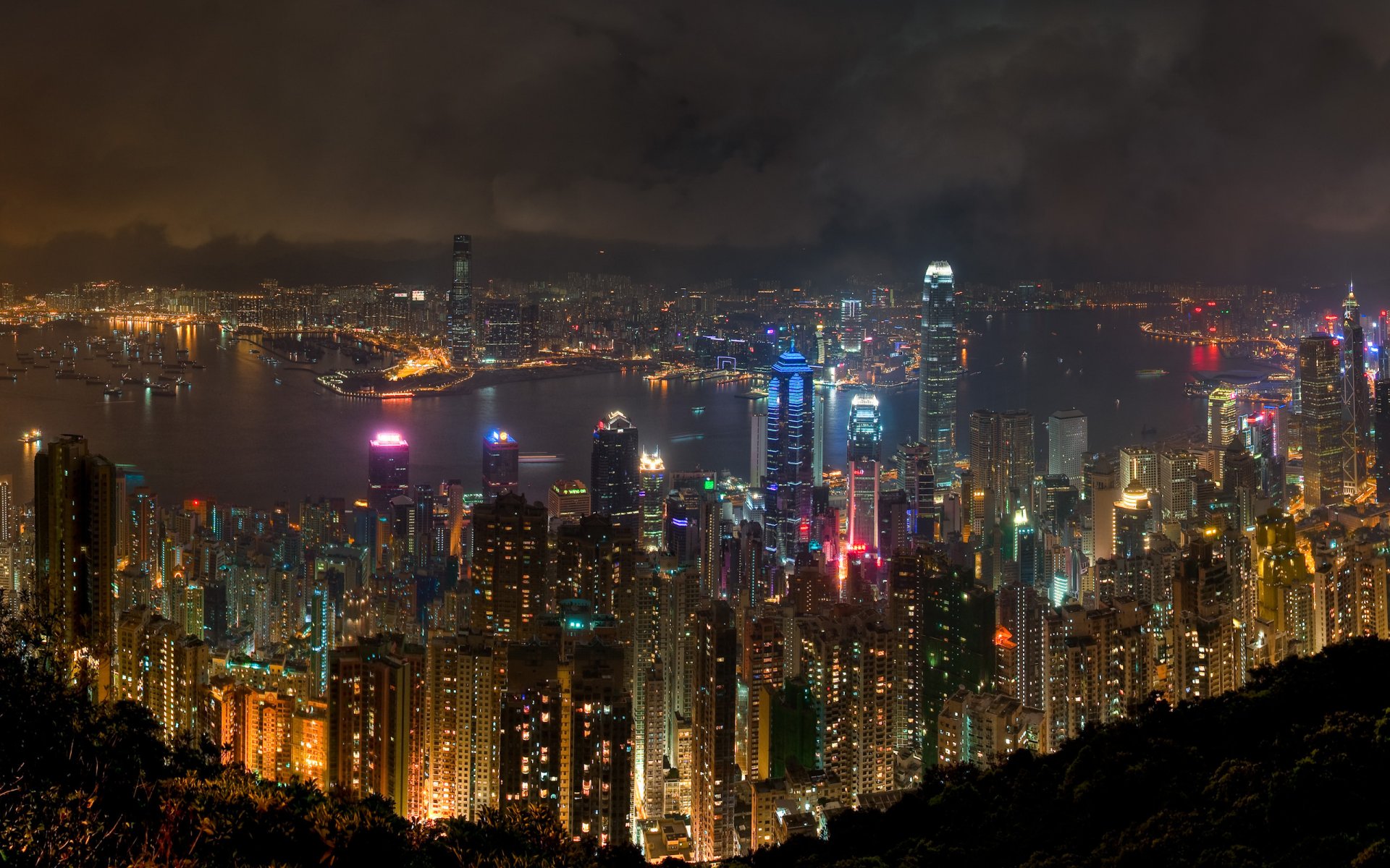 hong kong noche río rascacielos neón ventanas