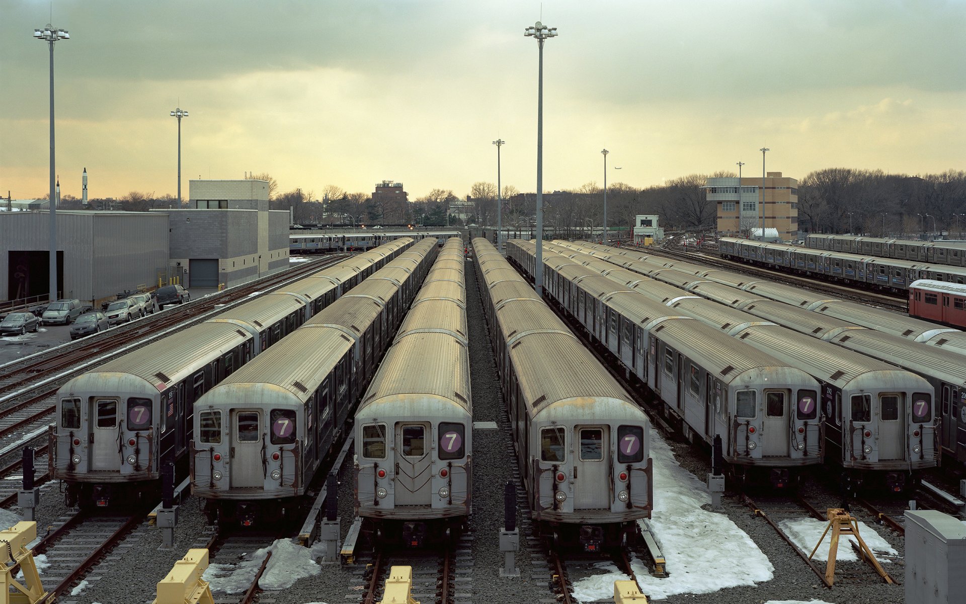 ciudad estación tren metro depósito vagón rieles vagones composiciones edificios casas árboles nubes cielo invierno nieve