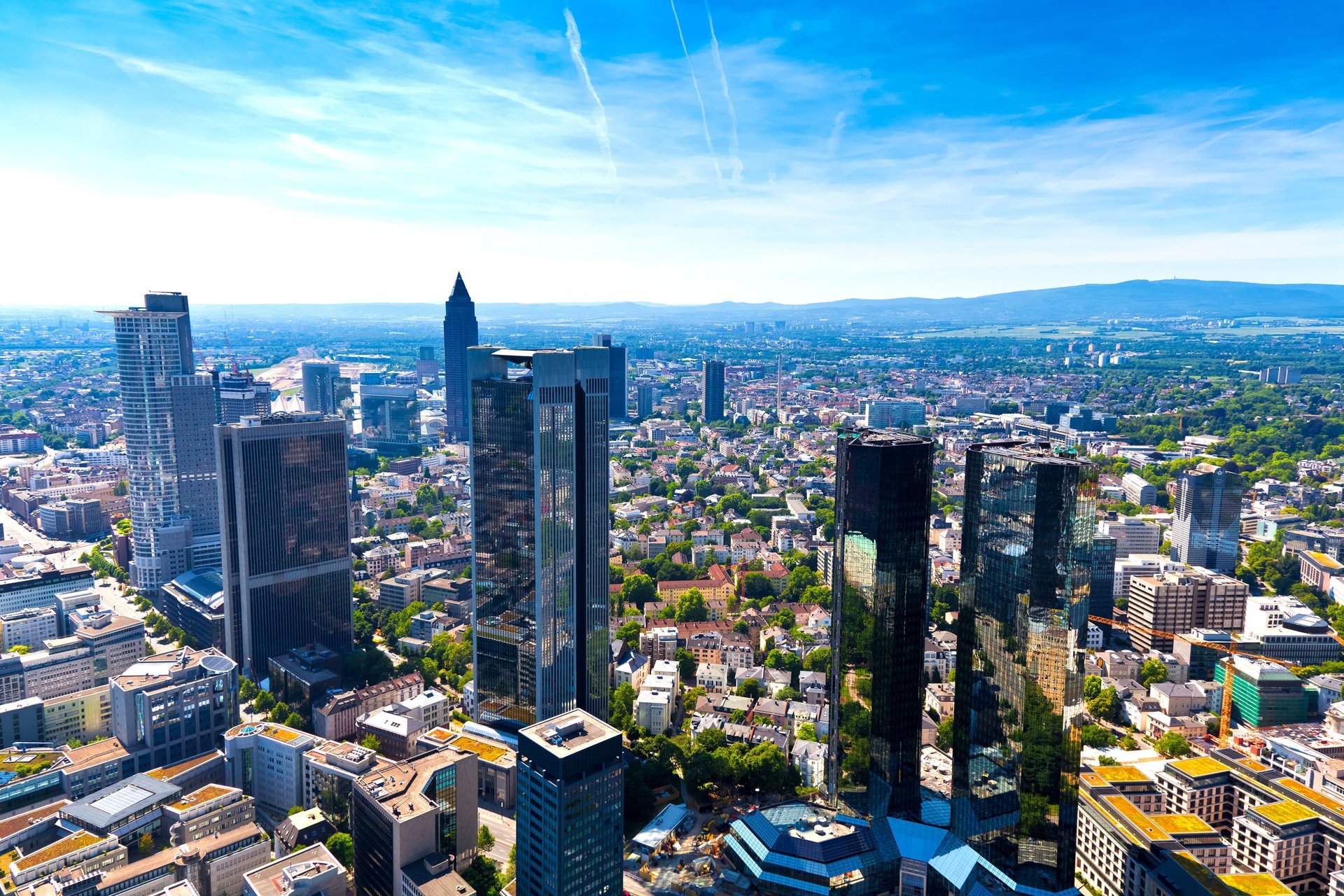 allemagne francfort-sur-le-main francfort-sur-le-main métropole panorama architecture hauts bâtiments maisons rues trafic bleu ciel chaud ensoleillé jour nuages horizon