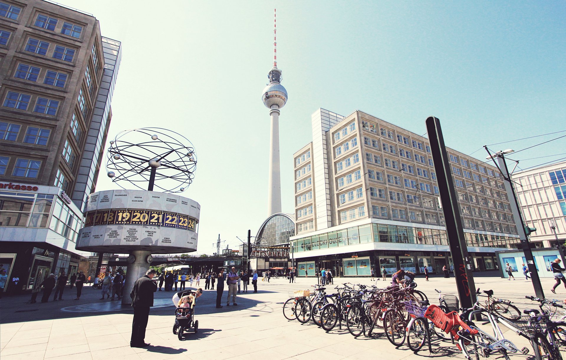 berlino alexanderplatz germania città piazza persone