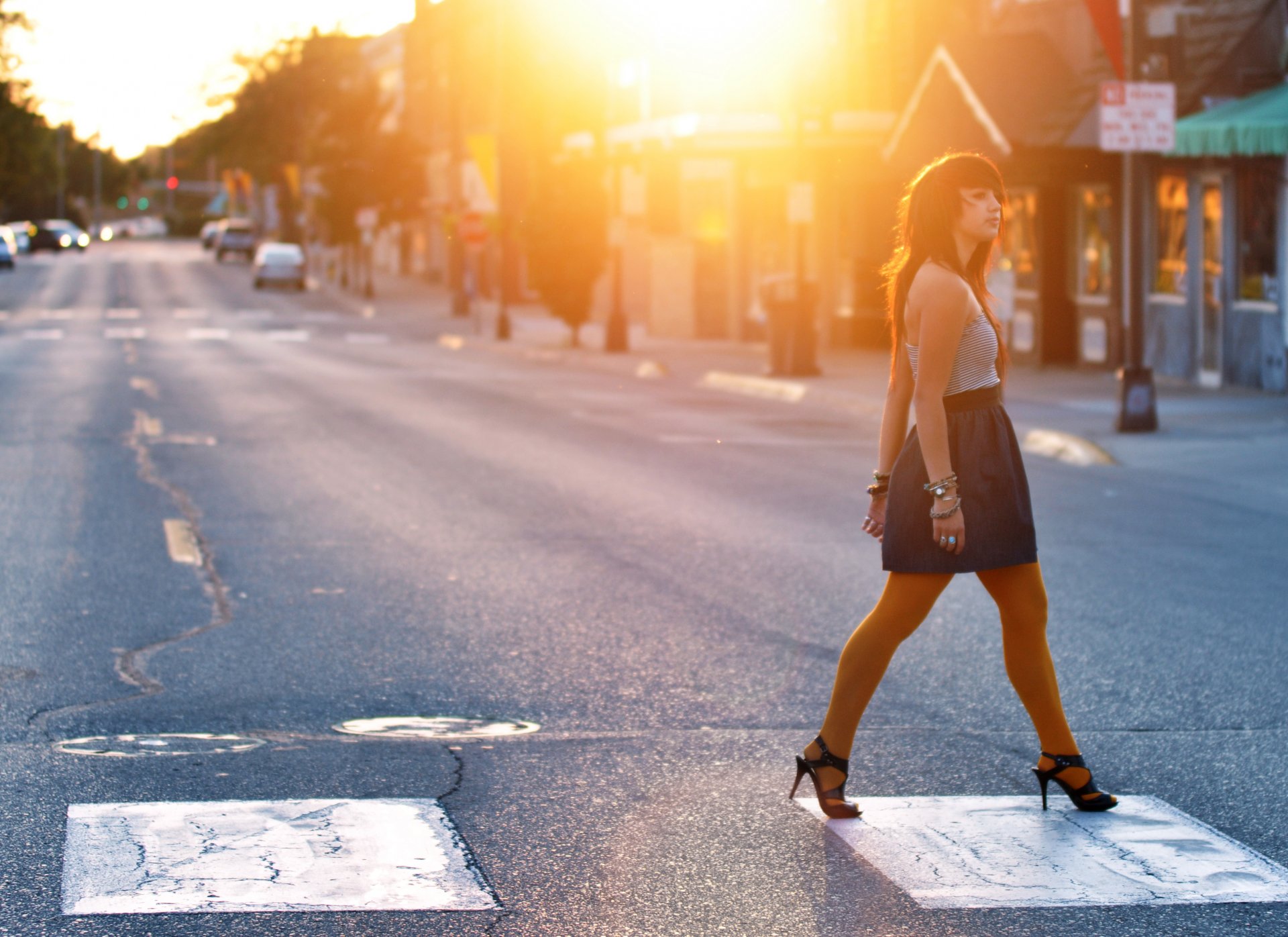 straße straße autos häuser übergang mädchen sonne licht