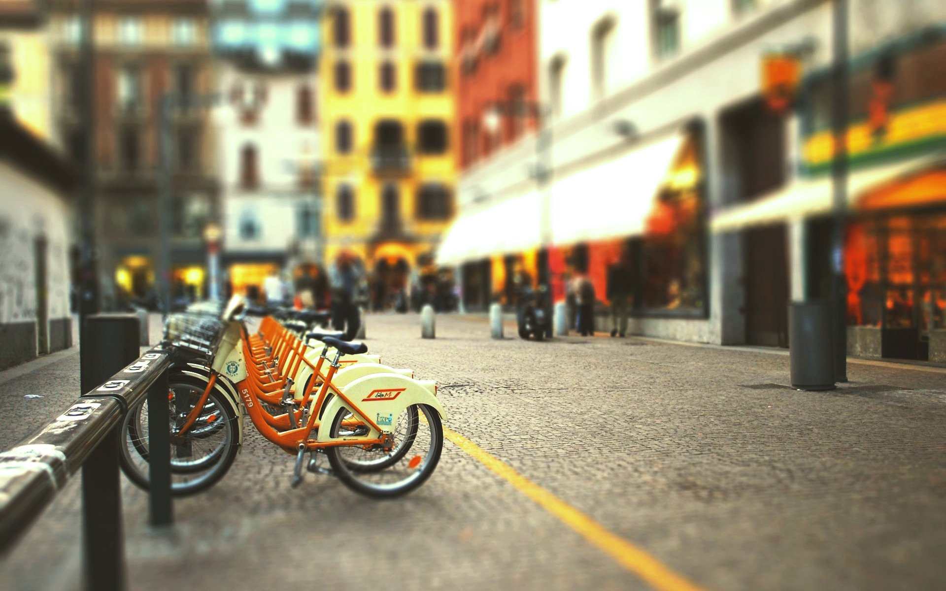 miasto ulica rower parking rowerowy rozmyte tło plama przesunięcie i pochylenie