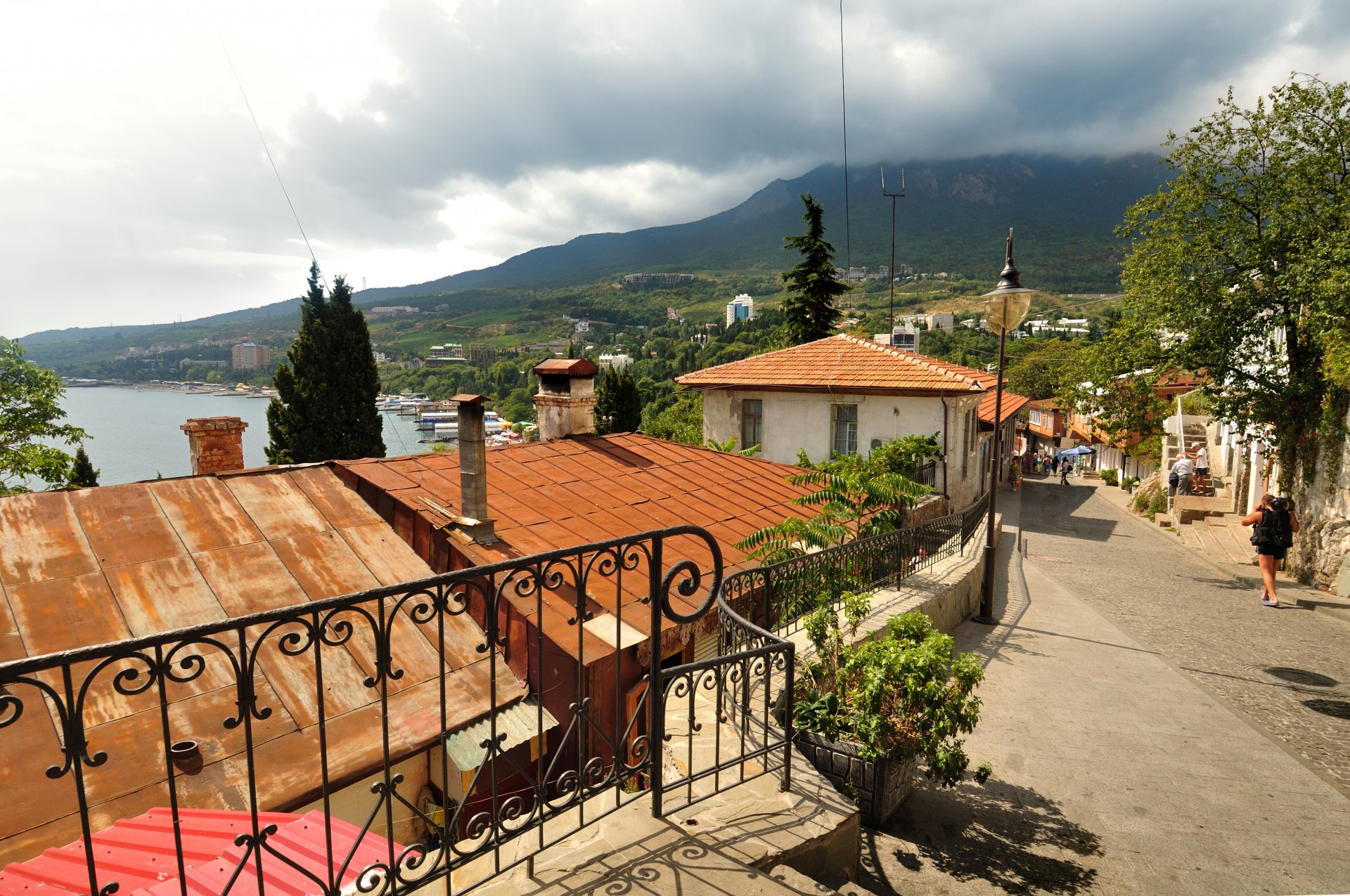 crimea yalta strada edifici case edifici alberi natura