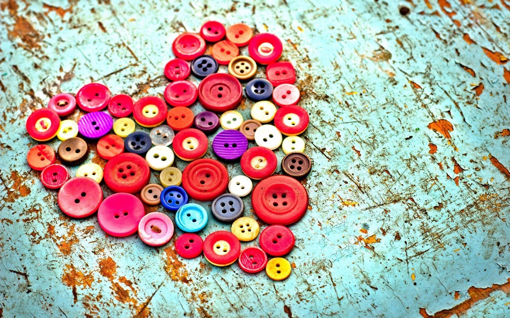 boutons multicolore coeur table