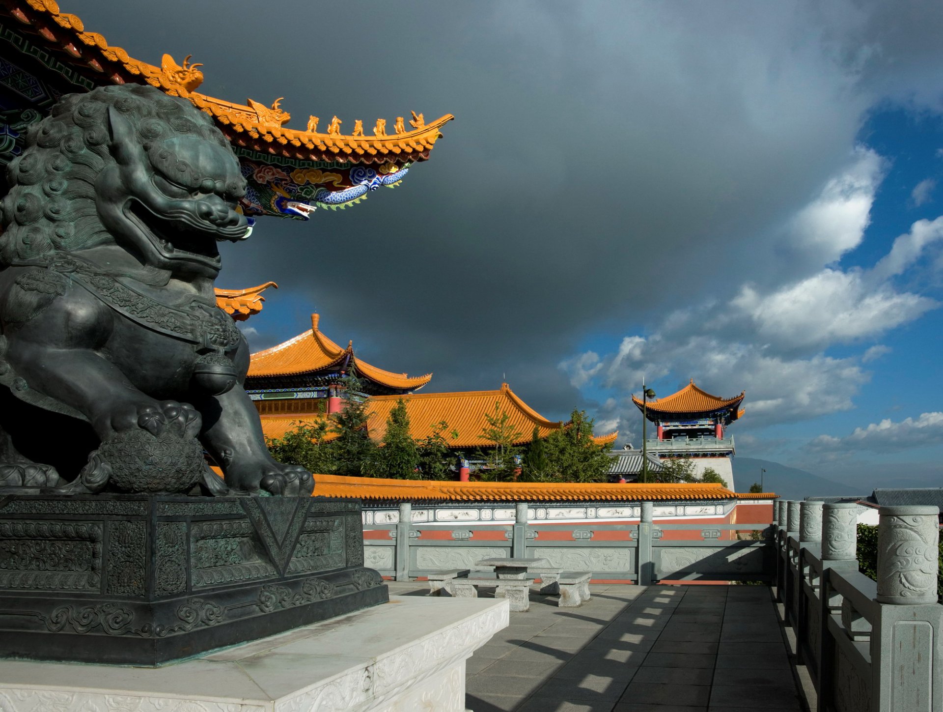 chine sculpture dragon maisons ciel nuages