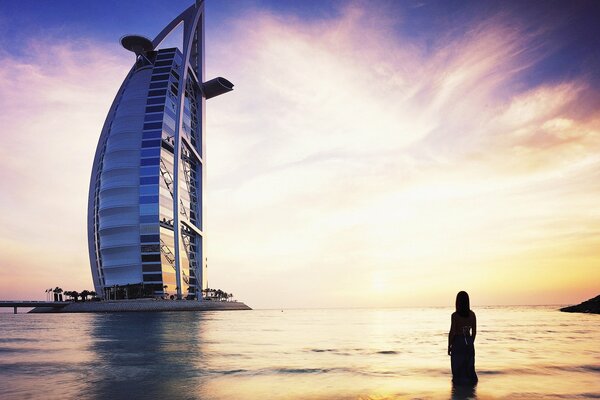 Chica en Dubai, cerca del hotel Sail