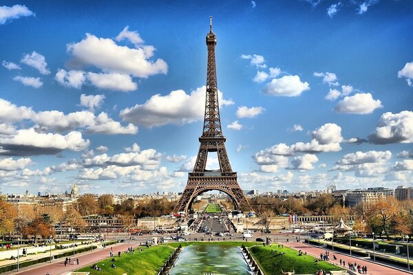 La Soleada Francia. Vista de la torre Eiffel