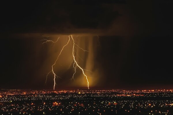 E un fulmine terrificante e bello sopra la città di notte nelle luci