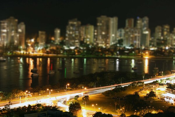 Cambio de toldo de la ciudad, luces sobre la playa principal