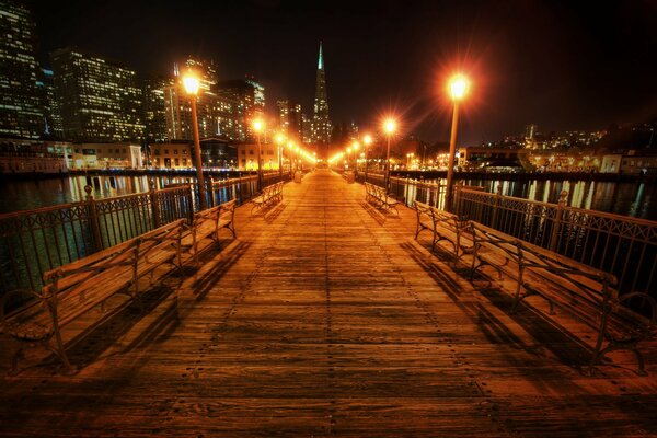 Pont sur la rivière dans la nuit à San Francisco