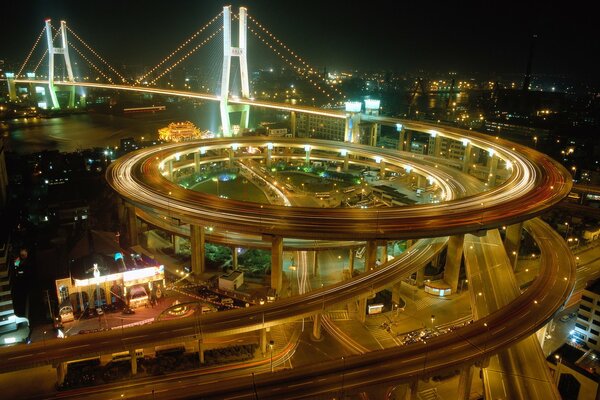 Puente de Shanghai en las luces de la ciudad de la noche