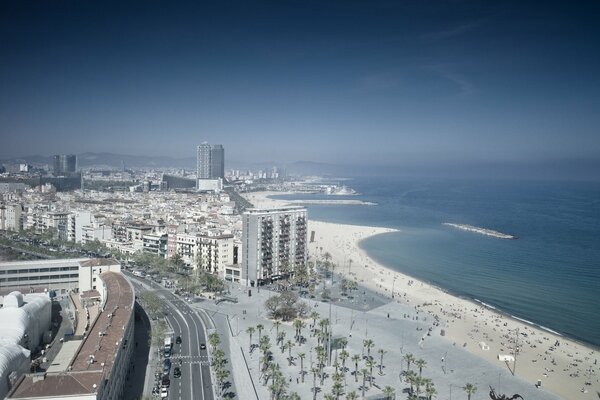 Plage de sable blanc et la mer bleue qui passe dans le ciel