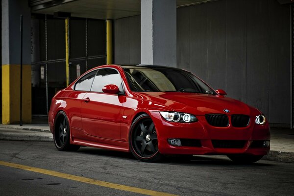 Belle voiture rouge BMW