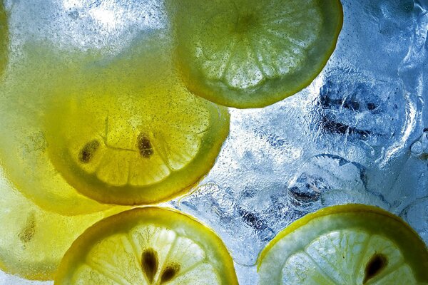 Limonada con limón y hielo