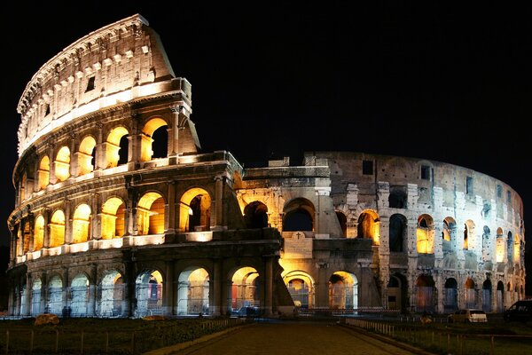 Rome. Photo du Colisée dans la nuit