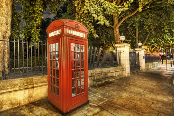 Cabine téléphonique dans une rue de Londres en plein été