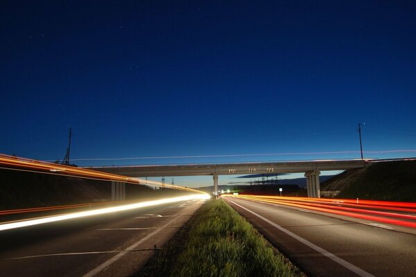 Wieczorne niebo nad oświetloną światłami autostradą