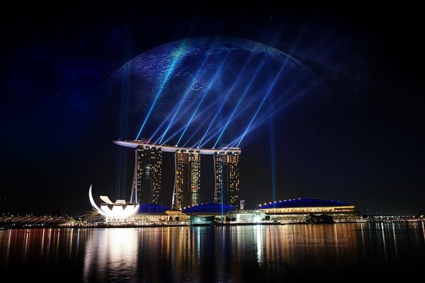 Die Lichter der Nachtstadt. Blendung auf dem Wasser. Lasershow