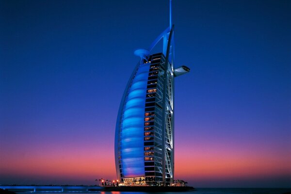 Burj Al-Arab au crépuscule à Dubaï