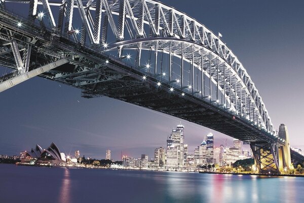 Eine schöne beleuchtete Brücke neben dem Opernhaus von Sydney