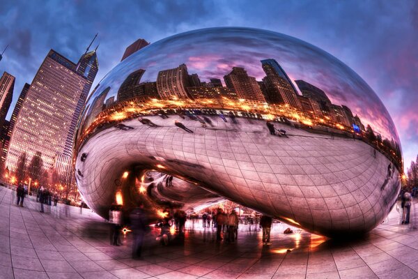 Les gens se promènent dans Millennium Park le soir à Chicago