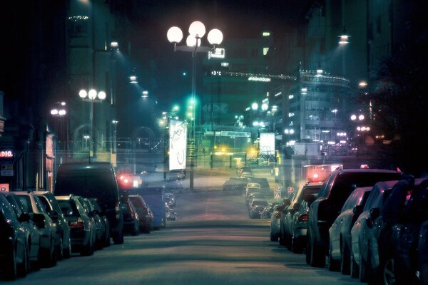 Ville de nuit. Lumières allumées. La lumière de la ville endormie