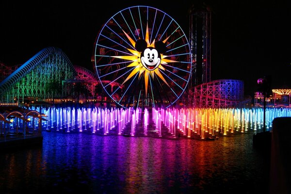 Grande roue lumineuse la nuit