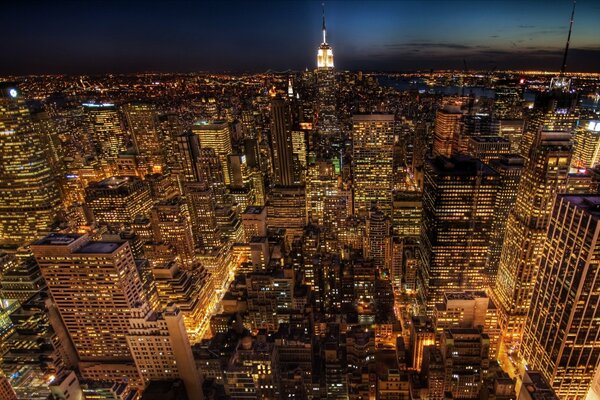 Amérique, New York, vue panoramique de la ville d en haut, maisons à plusieurs étages sur fond de ciel nocturne