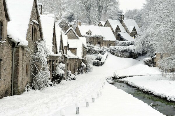 Englisches Dorf mit Schnee bedeckt