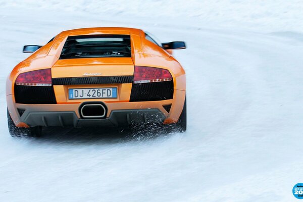 Lamborghini рассекает на высоких передачах. Топ Гир