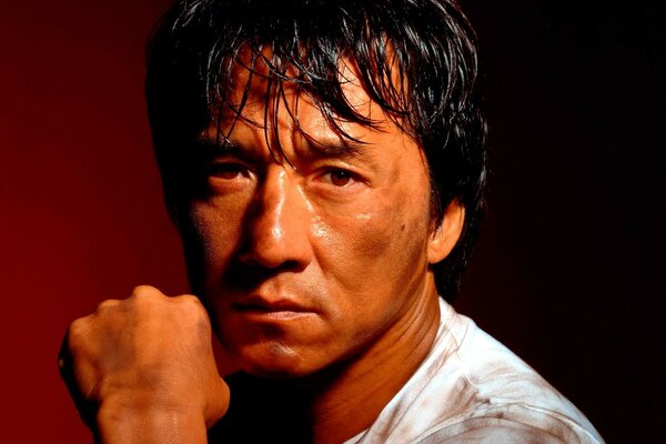 Jackie Chan se sienta con el puño en la mano