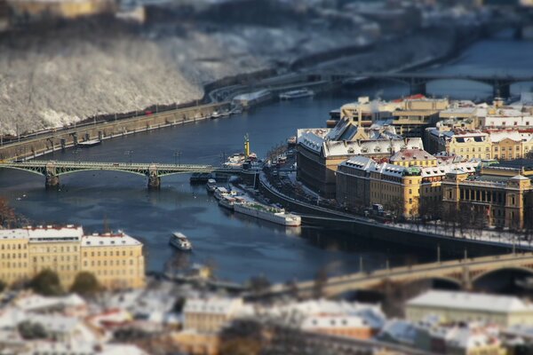 Imagen de la ciudad de Praga. Puente sobre el río