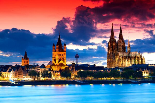 Kölner Dom mit Beleuchtung in Deutschland bei Sonnenuntergang