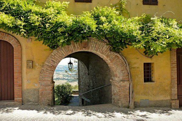 Italienischer Bogen umrandet mit Grün