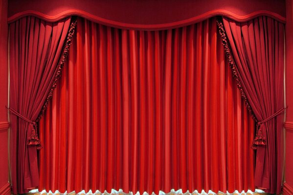Красный шторы для занавеса в театре
