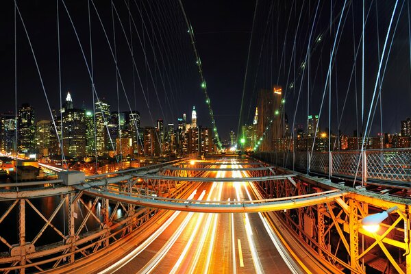 Scheinwerferlinien an einer New Yorker Brücke