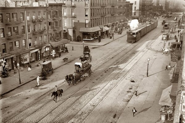 Straße mit Wagen und Straßenbahn