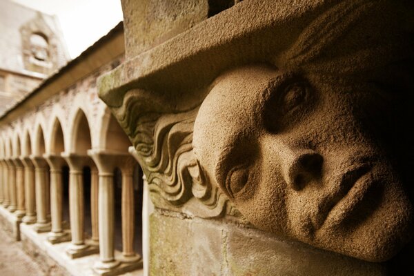 Structure Grecque avec une face et des colonnes