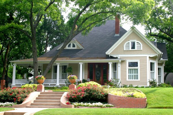 Casa bien cuidada entre árboles y flores