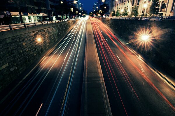 Zdjęcie drogi nocnej z długim czasem naświetlania. Profesjonalna fotografia. Zdjęcie z mostu