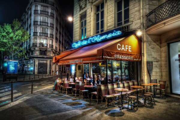 Gemütliches Café am Abend in Frankreich