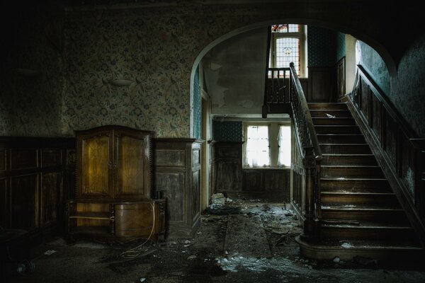 Habitación abandonada con escaleras en la casa