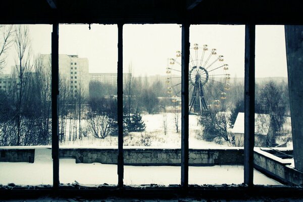 Fenêtre panoramique donnant sur le carrousel en hiver