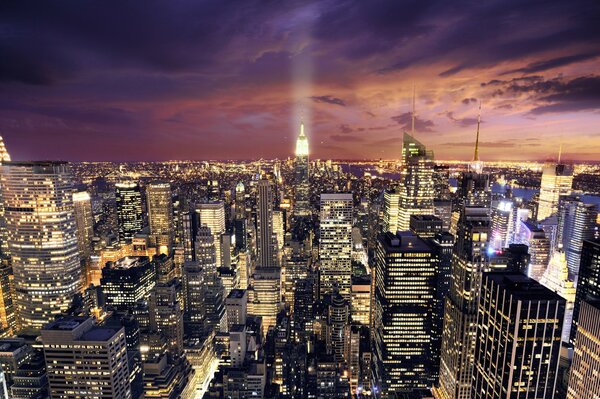 Vista de los rascacielos de nueva York por la noche